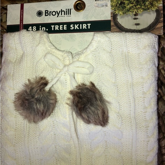 Broyhill 48 inch Tree Skirt Cream Faux Fur Pom Poms cable knit NWT - Picture 6 of 6